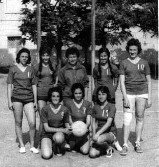 r_1960-1961_basket filles.jpg - Equipe féminine de Basket Ball - TANGER / MAROC - AS du Lycée Regnault - Année: 1961. Photo communiquée par Danielle Burgalassi N° 12 Micheline Lebeau, N° 7 Perla Lévy, N° 9 Edith Cohen, N° 10 Daniele Richard,  N° 12 Noufissa Bentria, Melle Lecas, N° 5 Danielle Burgalassi, N° 11 Arlette Lebastard 